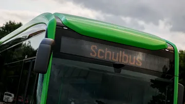 Pünktlich zu Beginn des neuen Schuljahres optimiert die ÜSTRA ihr Busangebot im Schulverkehr. Mit zusätzlichen Fahrten, besseren Anschlüssen und angepassten Fahrzeiten auf einigen Linien wird der Schulweg noch zuverlässiger und komfortabler.