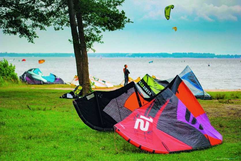 Kite eines Kite-Surfers auf der Wiese vor dem Steinhuder Meer