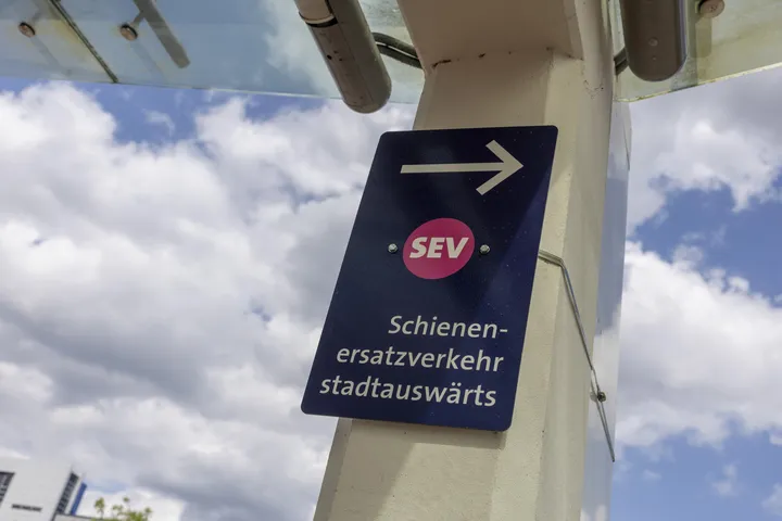 ÜSTRA Schild Schienenersatzverkehr stadtauswärts