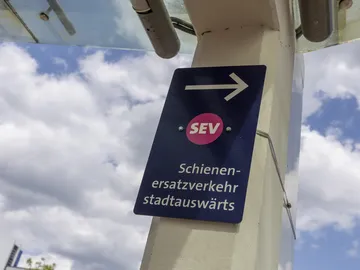 ÜSTRA Schild Schienenersatzverkehr stadtauswärts