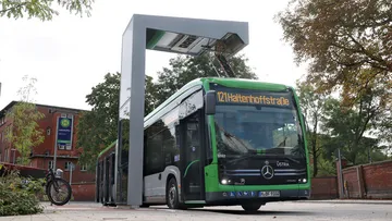 Ein Elektrobus (eCitaro) lädt über den Pantografen am Lademast der Haltestelle Haltenhoffstraße.