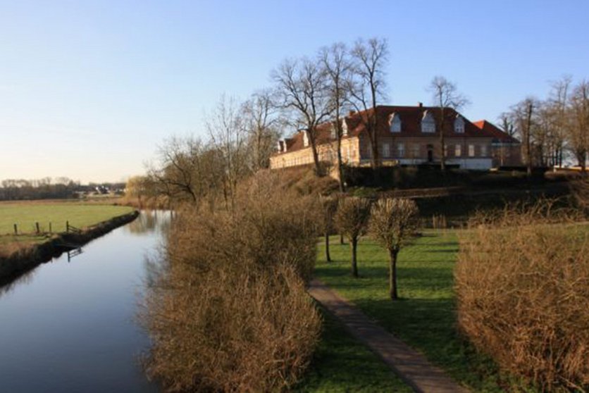 Ansicht von Schloss Landestrost mit Fluss im Vordergrund