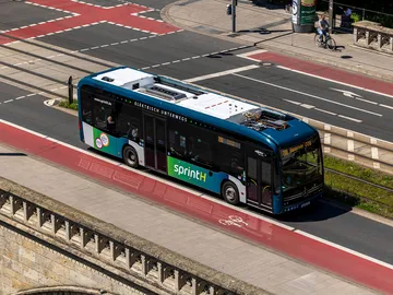 sprintH Bus der Linie 700 fährt auf einer Straße in Hannover