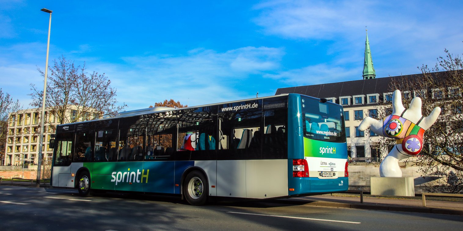 Bus vor Sehenswürdigkeit in Hannover