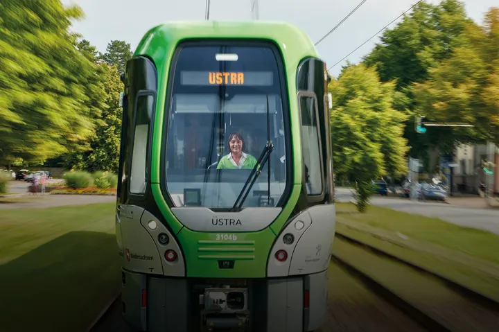ÜSTRA Stadtbahnfahrerin
