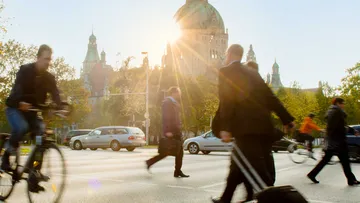 Verkehrsteilnehmende vor dem Neuen Rathaus in Hannover