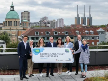 Regionspräsident Steffen Krach (l.), GVH Geschäftsführer sowie Verkehrsdezernent Ulf-Birger Franz (2.v.r.) und ÜSTRA Vorständin sowie regiobus Geschäftsführerin Elke Maria van Zadel bei der Pressekonferenz zum Deutschlandticket Hannover Job.
