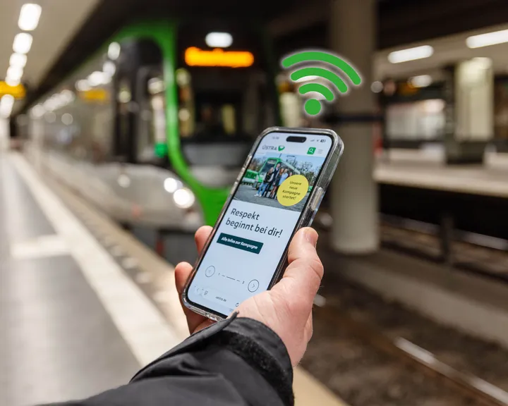 Handy wird vor Stadtbahn in Hannover in der Tunnelstation genutzt. Das Smartphone befindet sich im WLAN der ÜSTRA.