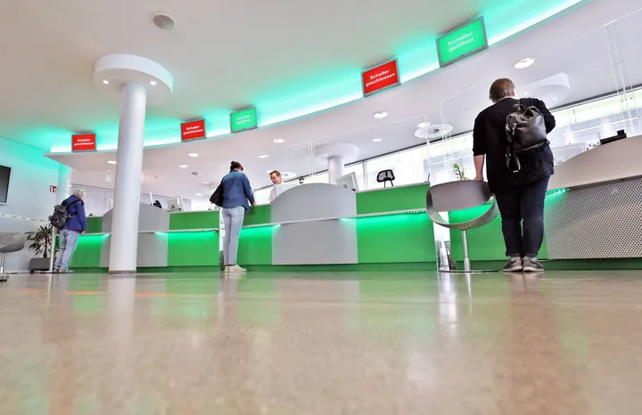 Kundinnen werden an den Serviceschaltern im ÜSTRA Servicecenter bedient 