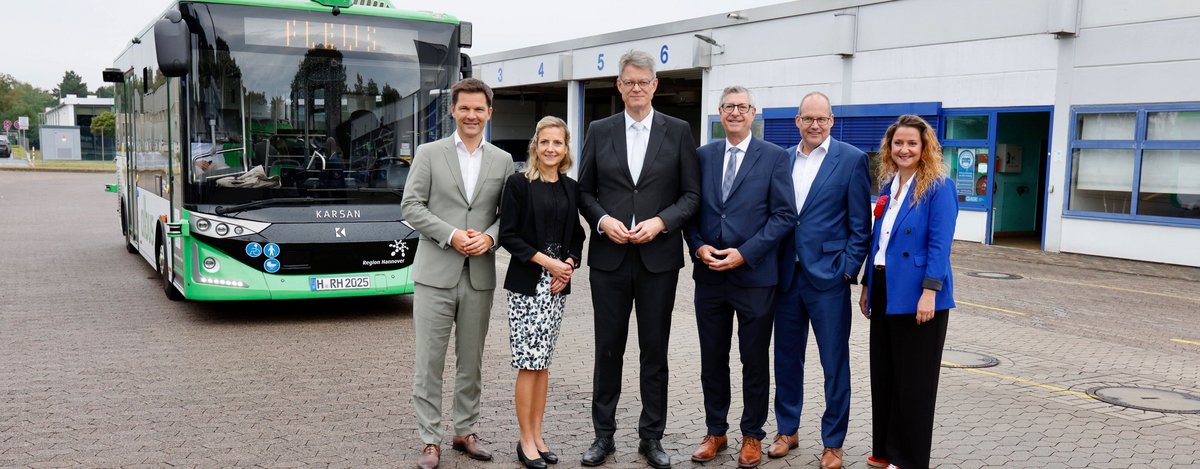 Bundesverkehrsminister Patrick Schnieder gemeinsam mit Regionspräsident Steffen Krach, Verkehrsdezernent Ulf-Birger Franz, den ÜSTRA-Vorständinnen Elke van Zadel und Denise Hain sowie Burgdorfs Bürgermeister Armin Pollehn bei der Eröffnung des albus Testbetriebs
