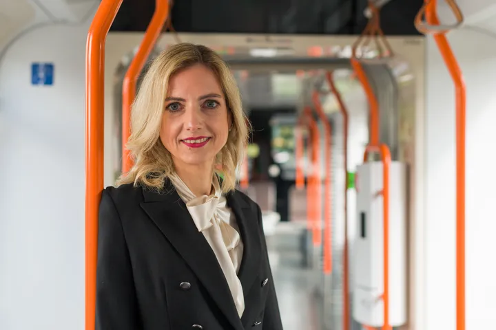 Elke Maria van Zadel, Vorstandsvorsitzende und Vorständin für Technik, IT, Infrastruktur und Marketing, steht in einer Stadtbahn.