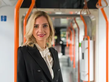 Elke Maria van Zadel, Vorstandsvorsitzende und Vorständin für Technik, IT, Infrastruktur und Marketing, steht in einer Stadtbahn.