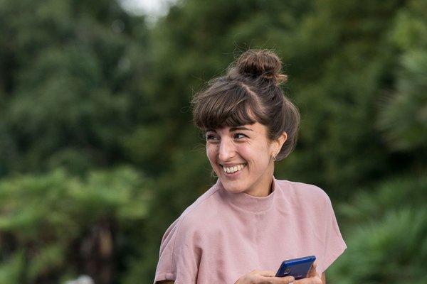 Bild von einer Frau mit einem Smartphone in der Hand