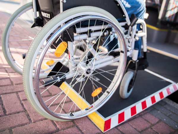 Person mit Rollstuhl auf einer Niederflurrampe beim Einstieg in einen regiobus