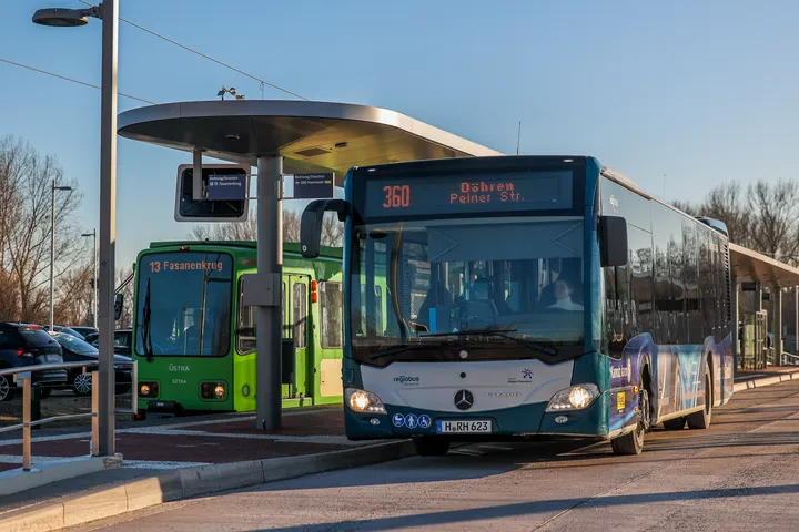 ÜSTRA Buslinie 360 und Stadtbahnlinie 13 am Endpunkt Hemmingen