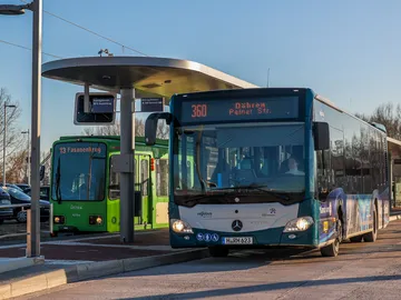 ÜSTRA Buslinie 360 und Stadtbahnlinie 13 am Endpunkt Hemmingen