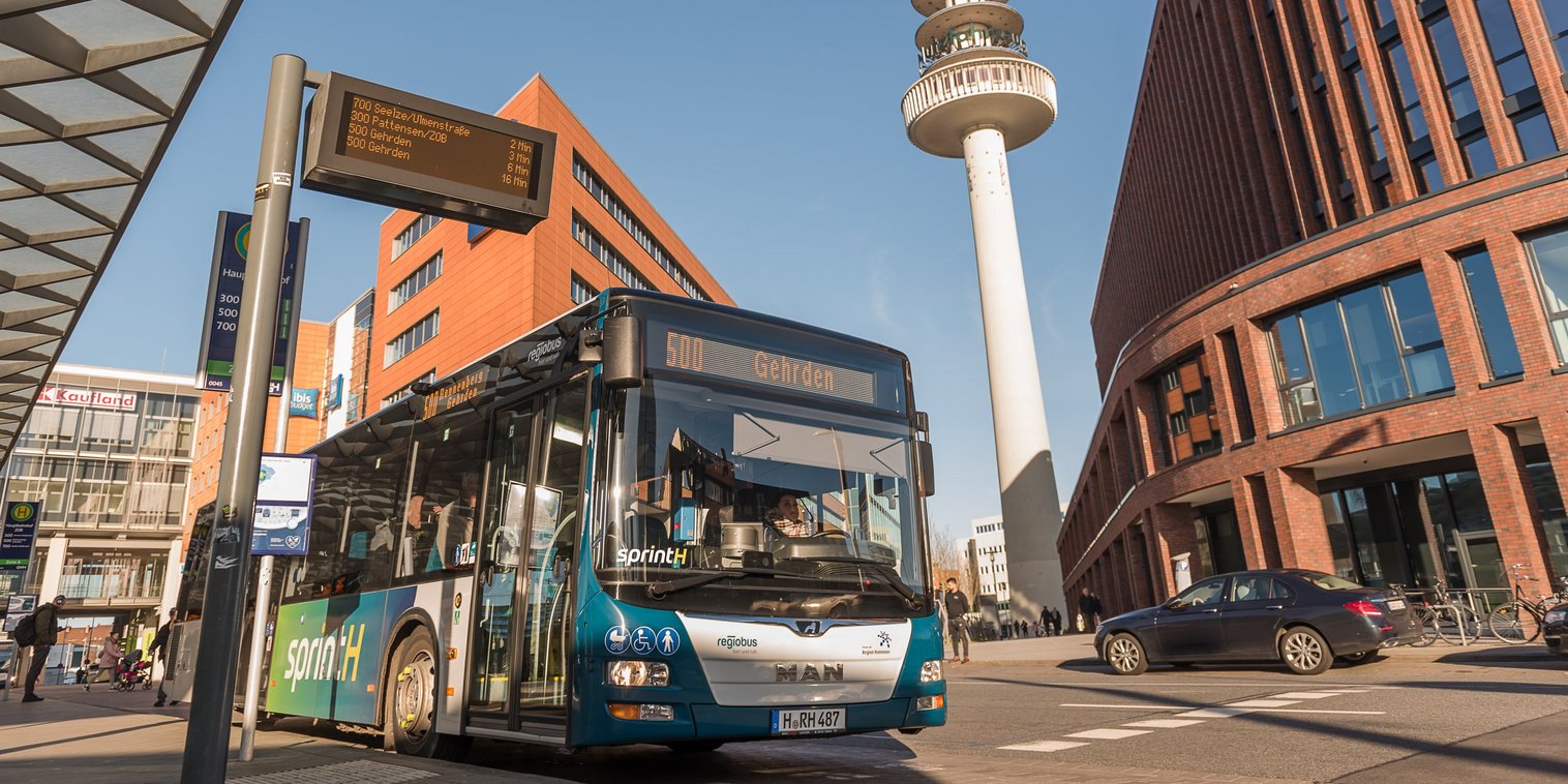 Bus an Haltestelle mit digitaler Anzeigetafel