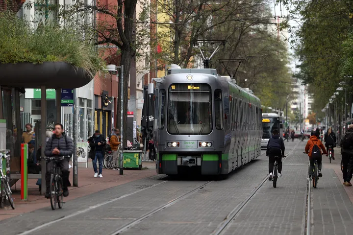 Stadtbahn auf Limmerstraße in Linden