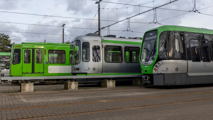 Die Stadtbahntypen T W 6000, T W 2000 und T W 3000 stehen hintereinander auf einem Betriebshof.