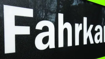 Ticket-Automat auf dem bildfüllend das Wort "Fahrkarten" zu lesen ist