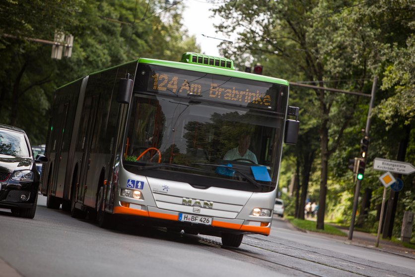 Ein MAN-Dieselbus auf Strecke