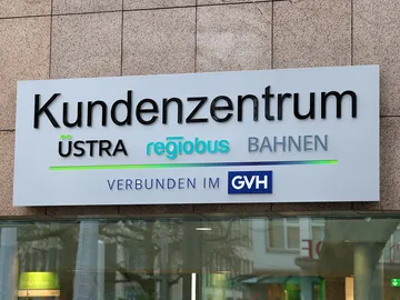 Das Schild mit dem Titel "Kundenzentrum – ÜSTRA regiobus BAHNEN – VERBUNDEN IM GVH" ist am GVH Kundenzentrum angebracht