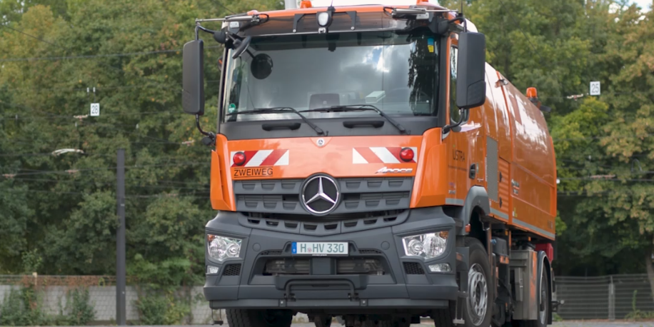 Der Schienenreiniger steht auf einem Betriebshof