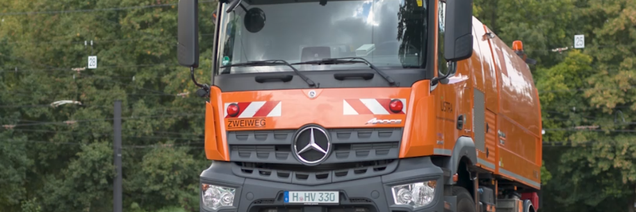 Der Schienenreiniger steht auf einem Betriebshof