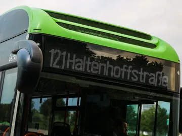 Anzeige vom Bus der Linie 121 mit dem Ziel Haltenhoffstraße in Hannover.