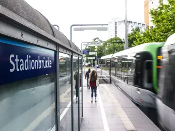 Aufnahme vom Hochbahnsteig Stadionbrücke in Hannover