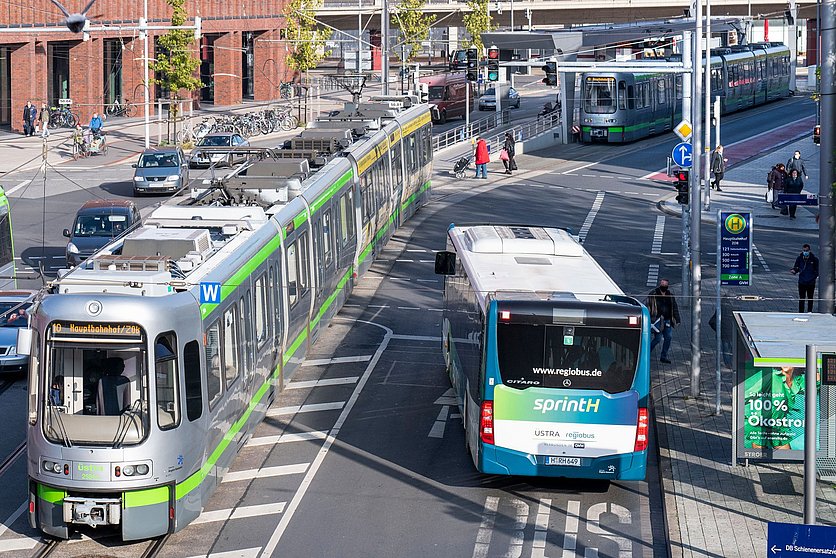 Bild von der Haltestelle Steintor mit zwei fahrenden Stadtbahnen und Bussen aus der Vogelperspektive