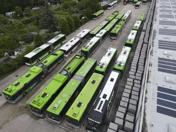 ÜSTRA Reisen Busse stehen auf Betriebshof