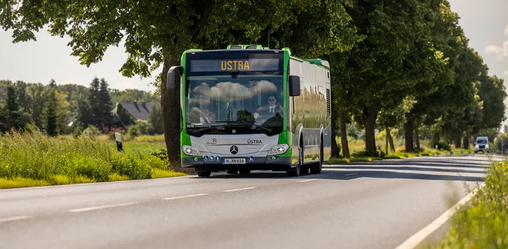Ein Bus fährt auf einer Landstraße.