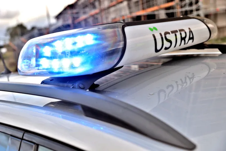 Nahaufnahme eines Blaulichts auf einen ÜSTRA PKW (Funkwagen)