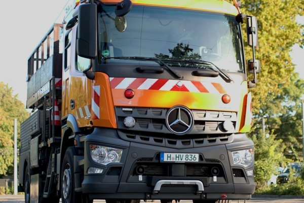 Das Oberleitungsmontagefahrzeug steht auf einem Betriebhof.