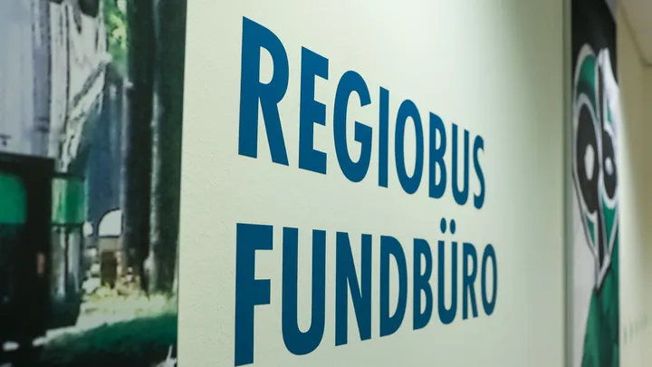 An einer weißen Wand steht "regiobus Fundbüro".