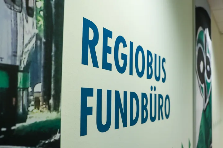 An einer weißen Wand steht "regiobus Fundbüro".