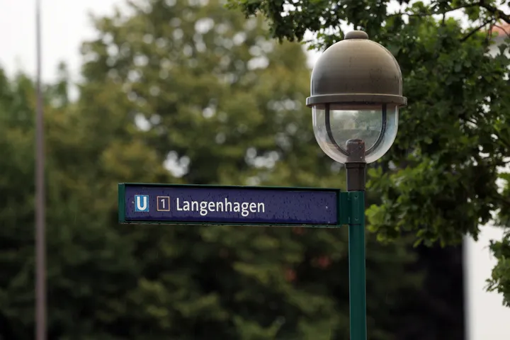 Haltestellenschild der ÜSTRA Linie 1 Richtung Langenhagen
