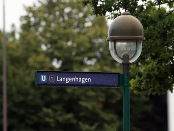 Haltestellenschild der ÜSTRA Linie 1 Richtung Langenhagen