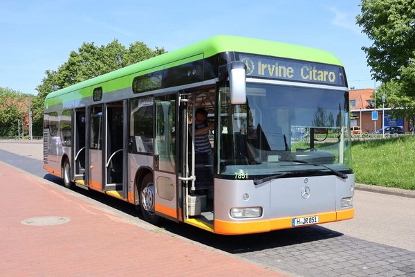 Ein ÜSTRA Oldtimer Mercedes Irvine Citaro mit Wagennummer 7851steht am Straßenrand.
