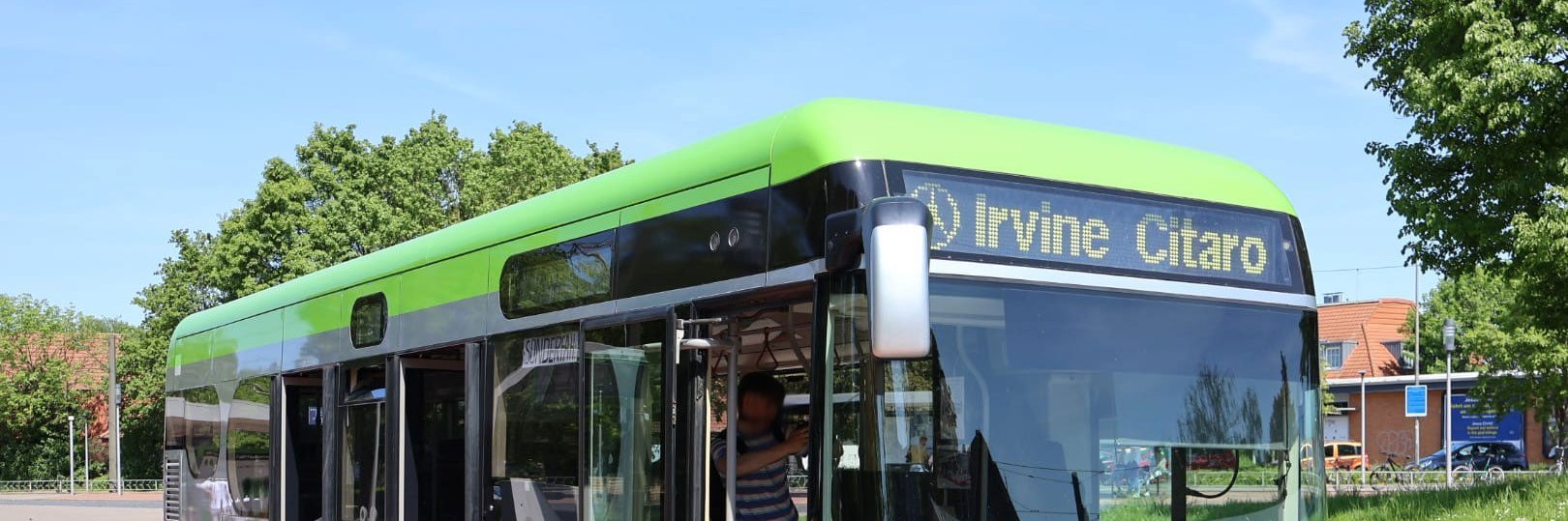 Ein ÜSTRA Oldtimer Mercedes Irvine Citaro mit Wagennummer 7851steht am Straßenrand.