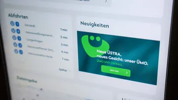 Das Display eines ÜSTRA Fahrkartenautomaten zeigt unter dem Feld Neuigkeiten das ÜMO als Gesicht der neuen ÜSTRA