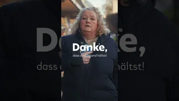 Hochkant-Video, in dem eine blonde Frau von einem jungen Mann mit dunkler Jacke verfolgt wird. Sie guckt ängstlich auf ihr Handy, als der Mann das merkt, hebt er entschuldigend die Hände, biegt ab und lächelt freundlich. Die Frau entspannt sich. Die Schrift "Danke, dass du Abstand hältst" wird eingeblendet. 