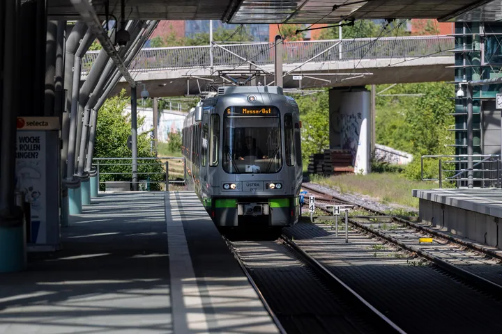 Einfahrende ÜSTRA Bahn der Linie 6 an der Haltestelle Messe Ost