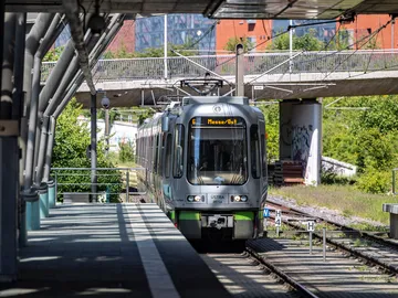 Einfahrende ÜSTRA Bahn der Linie 6 an der Haltestelle Messe Ost