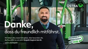Ein Kollege steht freundlich im Inneren eines Busses.