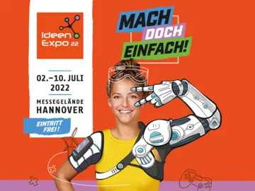 Frau mit Roboterarm macht Werbung für die IdeenExpo 2022.