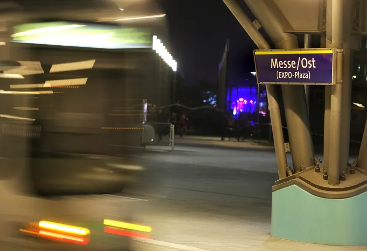 An der Haltstelle Messe/Ost fährt eine Stadtbahn zu einer abendlichen Veranstaltung ein.