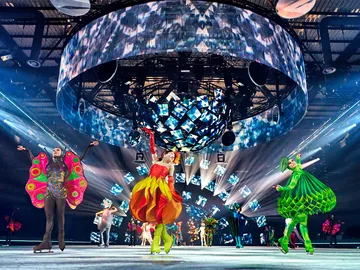 Tänzer und Tänzerinnen in ihren Kostümen auf dem Eis bei der Show "Holiday on Ice".