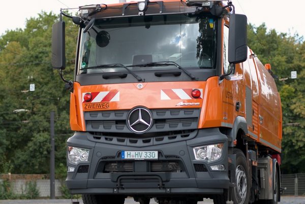 Der Schienenreiniger steht auf Gleisen auf einem Betriebshof